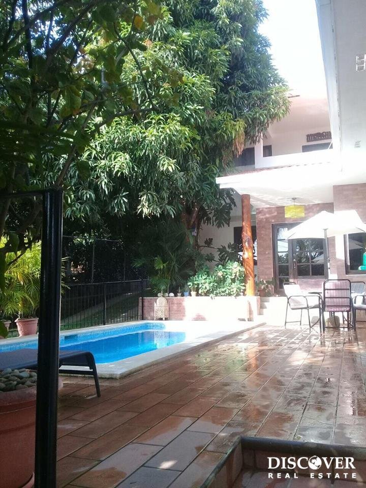 Casa Colibri Pool and patio area