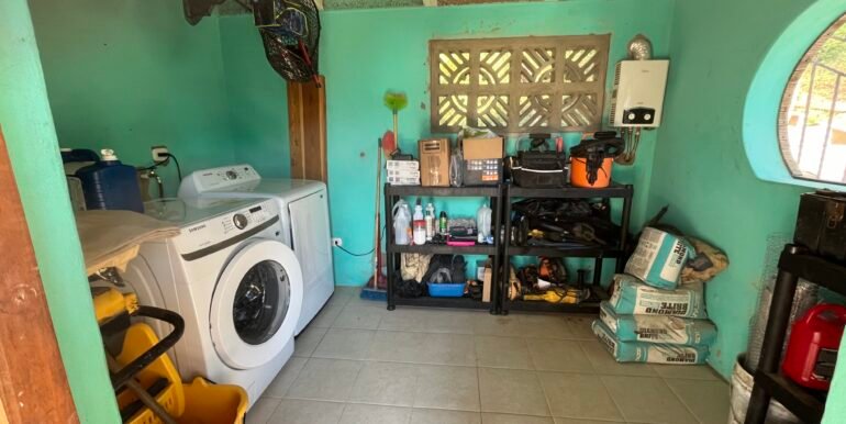 Cinco Bahias laundry utility room