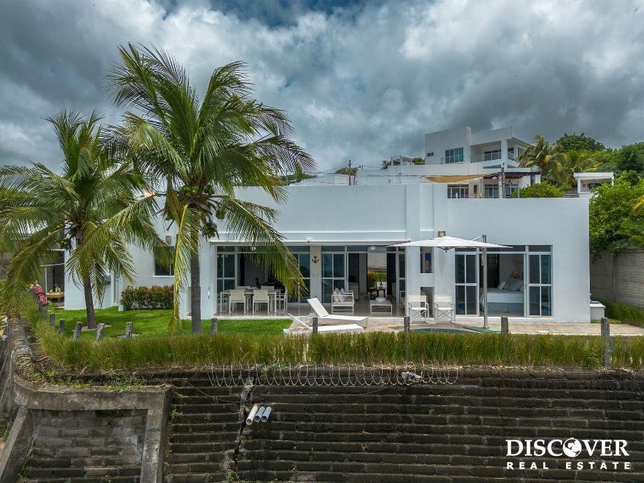 Casa La Perla A Modern Ocean-View Home in Colinas de Miramar