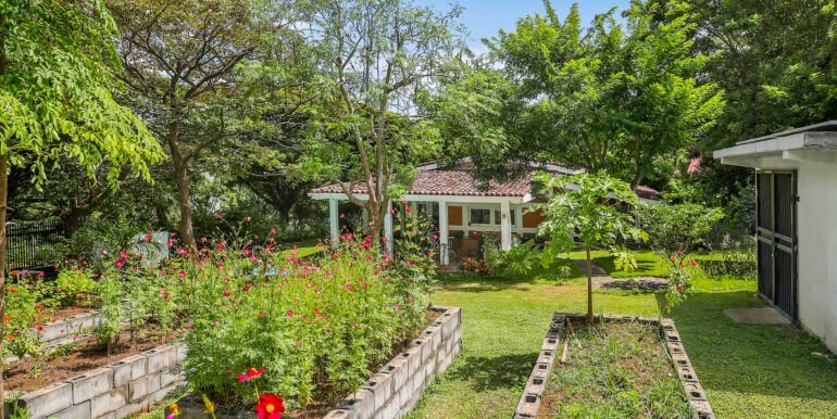 Casa_Bosques_Exterior_Back_Area_Garden_Area_CC