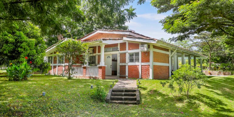 Casa_Bosques_Exterior_Front_Wide_CC