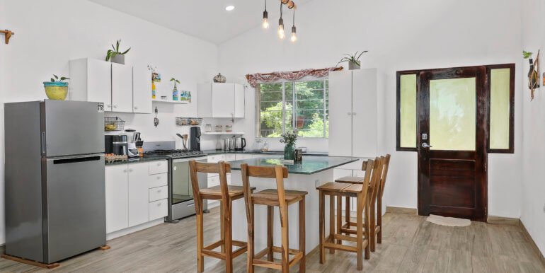 Casa_Sarah_Dining_Kitchen_Area_CC