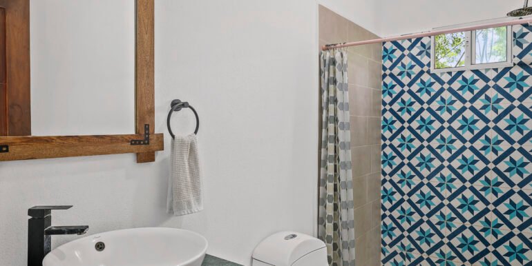 Casa_Sarah_Guest_Bathroom_CC