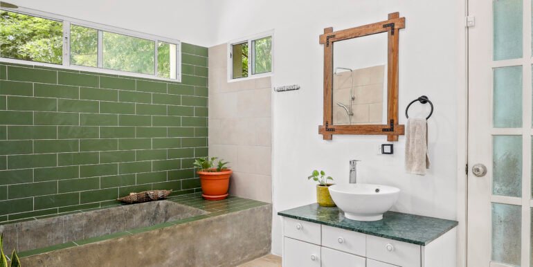 Casa_Sarah_Master_Bathroom_CC