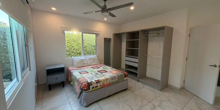 11 Triplex 1 MB far W