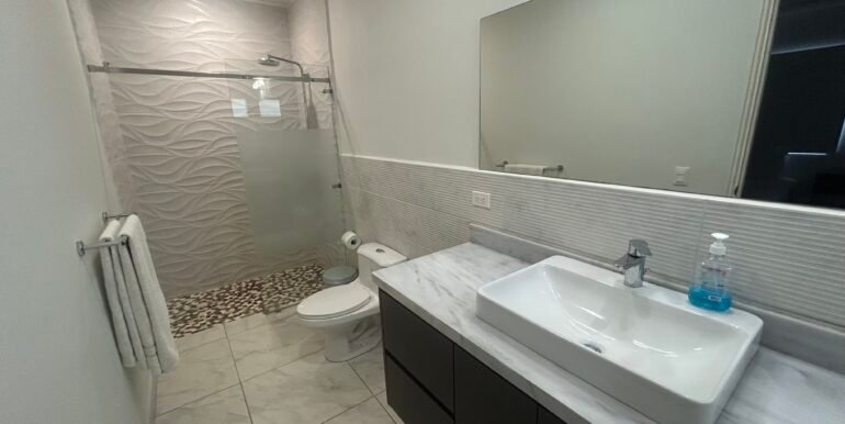 12 Triplex 1 MB bathroom pano