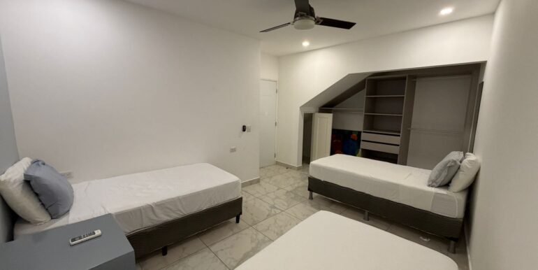 17 Triplex 1 BD3 3beds new grey pilllows nite stand