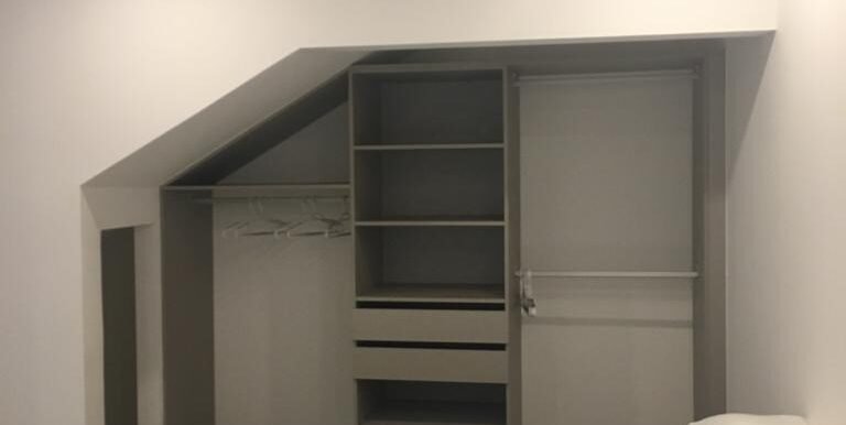 19 Triplex 1 3BD room corner nook one bed