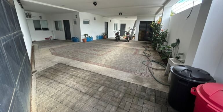 22 Triplex Garage common area