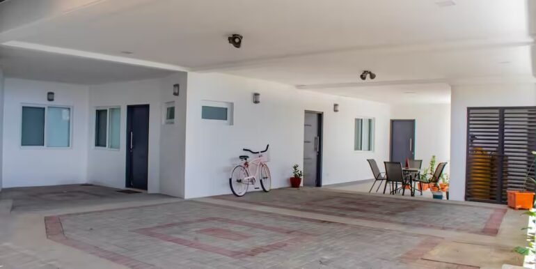 23 Triplex empty garage bike