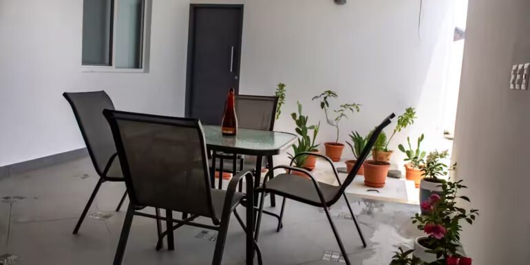 24 Triplex garage common table chairs